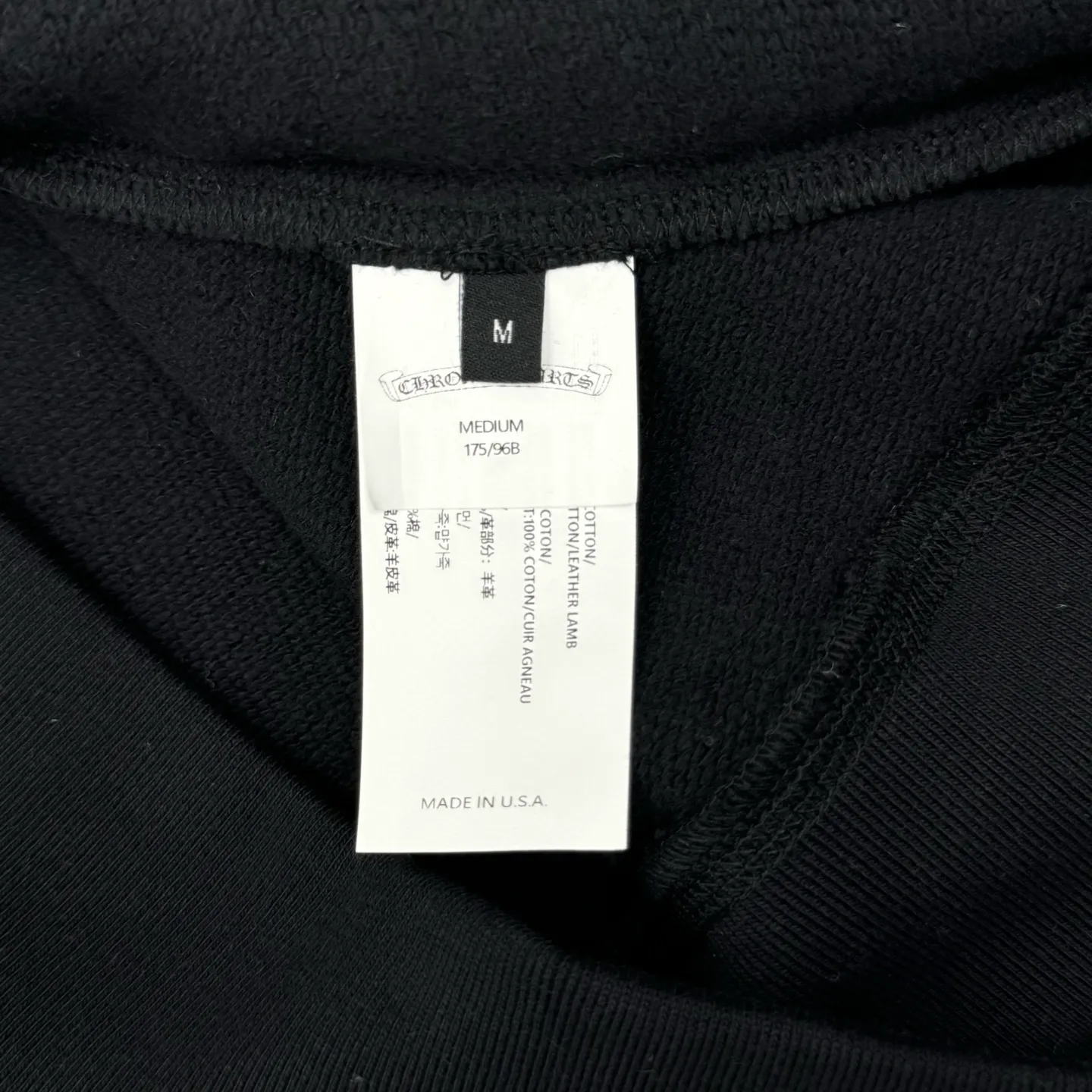 P406 Chrome Heart FW25 leather cross half-zip sweatshirt Size: S/M/L/XL Made of high-weight pure cotton terry fabric Pre-shrunk to ensure wearing stability Three-dimensional leather cross label Half-zip neckline with dagger-shaped zipper pull Combined with curved hem tailoring and kangaroo pocket